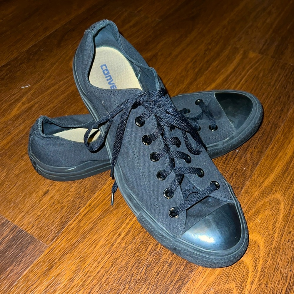 Black low-top converse